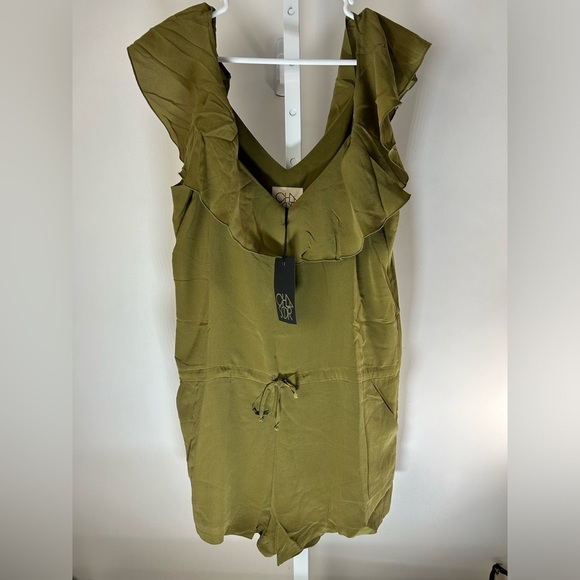 Chaser Woman’s Medium Green Romper Spaghetti Straps Off Shoulder Ruffled Sleeve - Picture 1 of 10